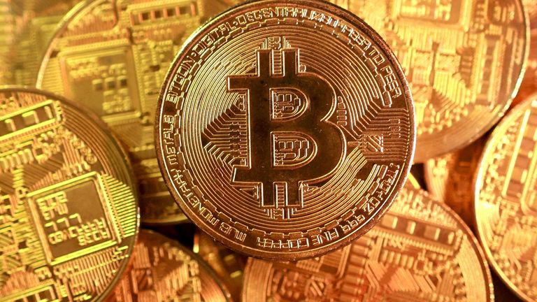 bitcoin debole mentre gli investitori si spostano verso le azioni tradizionali, analisi delle tendenze di mercato e consigli per diversificare il portafoglio.