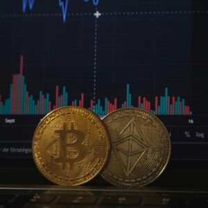Grafico ribassista Bitcoin con candele rosse e indicatori on-chain miner reserve CryptoQuant analisi tecnica maggio 2026