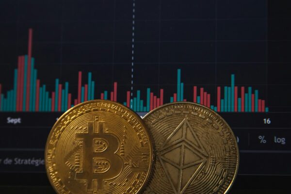 Grafico ribassista Bitcoin con candele rosse e indicatori on-chain miner reserve CryptoQuant analisi tecnica maggio 2026