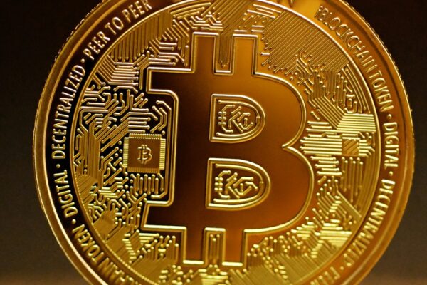 Grafico BTC ETH su monitor — analisi tecnica Bitcoin maggio 2026