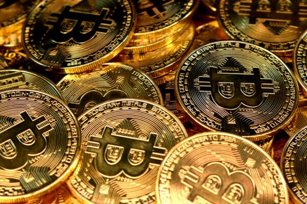 Strategy ferma gli acquisti Bitcoin: Michael Saylor sceglie le obbligazioni al posto di BTC