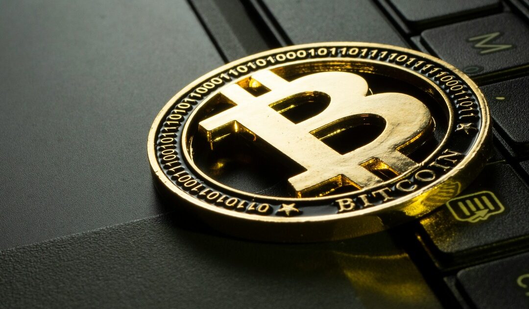 Strategy (MSTR) vende Bitcoin per la prima volta dal 2022 - schermo con grafico Bitcoin e tastiera
