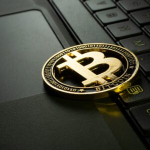 Coinbase e istituzioni comprano Bitcoin al ribasso — tastiera con simbolo BTC