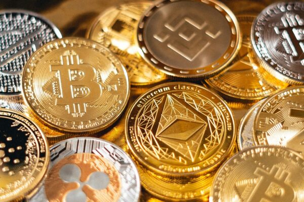 Pile di monete Bitcoin simbolo della crescita dell'ecosistema e dell'adozione globale nel 2026