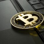 Smartphone con wallet Bitcoin digitale per la privacy on-chain nel 2026