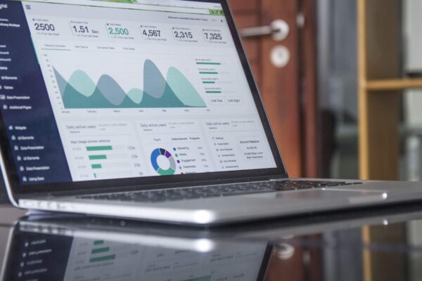 Schermi con grafici e indicatori tecnici Bitcoin, RSI e MACD dopo il calo sotto 80.000 dollari