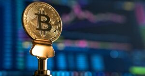 Monete fisiche Bitcoin, simbolo del mercato crypto in attesa della decisione Fed sui tassi