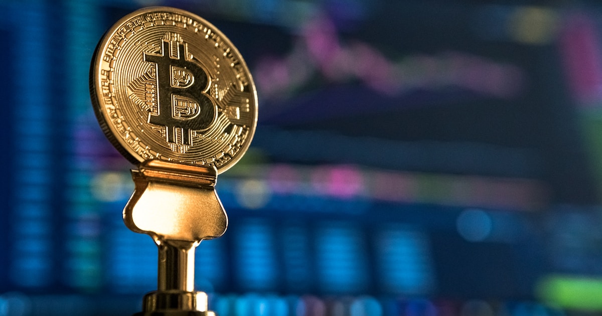 Monete fisiche Bitcoin, simbolo del mercato crypto in attesa della decisione Fed sui tassi