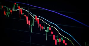 Grafico di trading criptovalute in calo durante l'escalation del conflitto Iran-Arabia Saudita, geopolitica Bitcoin