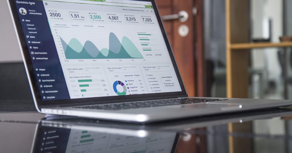Schermo digitale con dati finanziari, simbolo dello sviluppo tecnico degli strumenti Bitcoin come covenants.diy