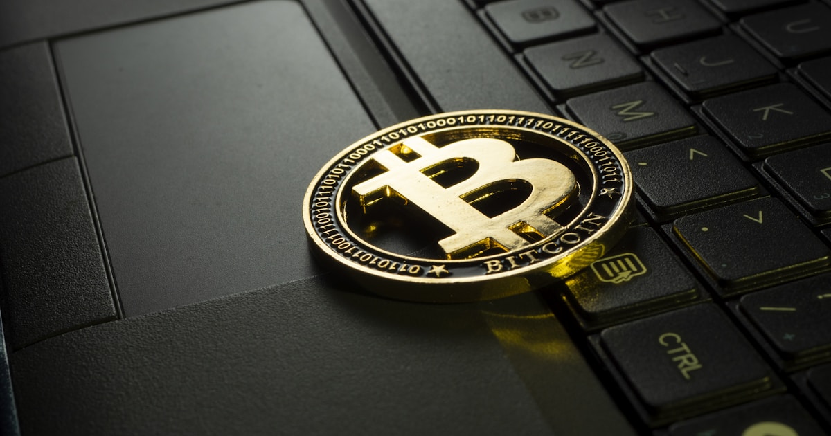 Smartphone con wallet digitale Bitcoin, simbolo degli strumenti finanziari derivati sugli ETF Bitcoin