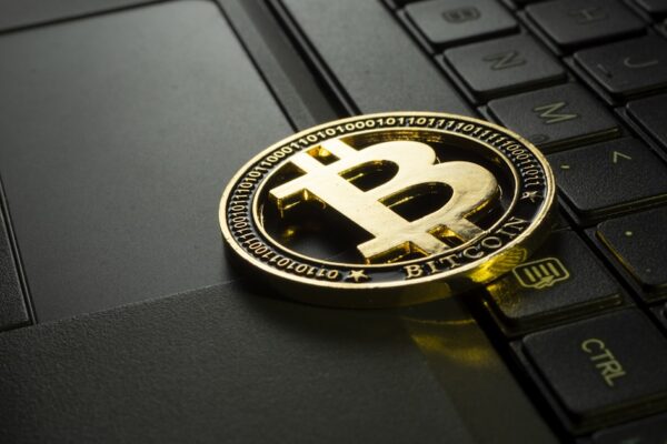 Smartphone con wallet digitale Bitcoin, il canale che resta legale ad Albuquerque dopo il divieto degli ATM fisici