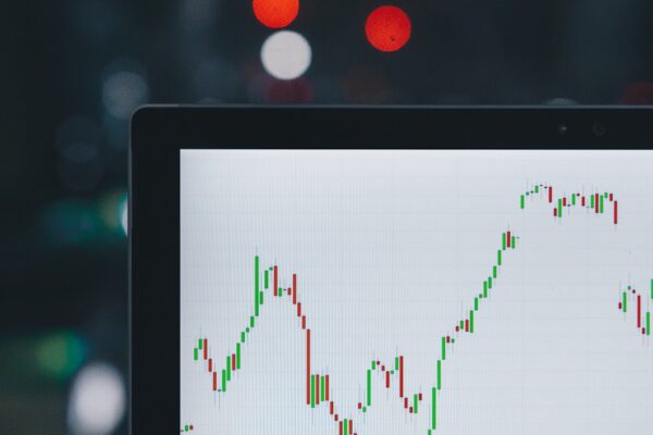 Grafico Bitcoin con indicatori tecnici ADX e supporto a $77.500 dopo il dato PPI USA