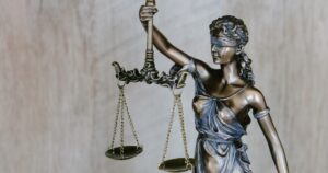 Martelletto della legge simbolo della licenza bancaria OCC richiesta da Block per la custodia federale di Bitcoin