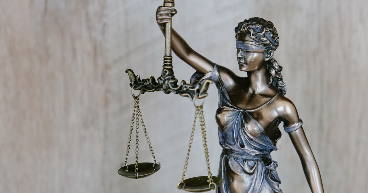 Martelletto simbolo della legge sul finanziamento politico e le donazioni Bitcoin nel Regno Unito