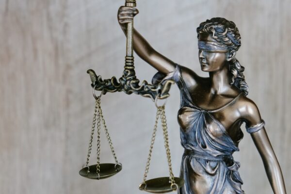Martelletto del giudice su documenti normativi, simbolo del voto del Senato USA sul CLARITY Act per Bitcoin