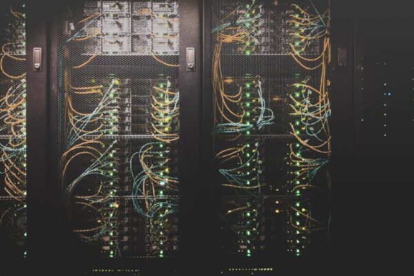 Server farm e data center che rappresentano la ricerca sulla sicurezza quantistica di Bitcoin