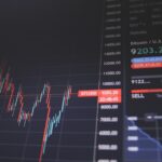 Schermi di trading con grafici Bitcoin, illustrazione del risveglio di wallet dormienti dal 2010