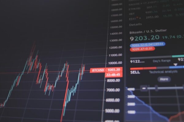 Monitor da trading con grafici Bitcoin che mostrano l'incrocio tra medie mobili SMA50 e SMA200, golden cross settembre 2026