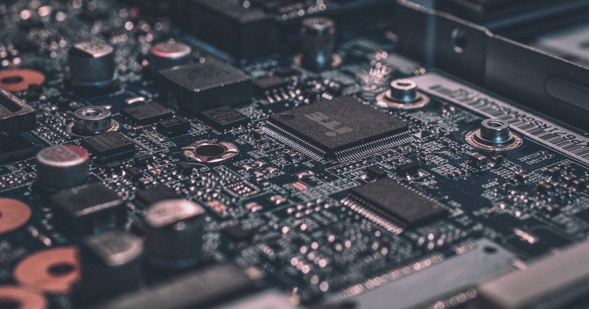 Circuiti elettronici che rappresentano l'infrastruttura digitale regolata dal Regno Unito