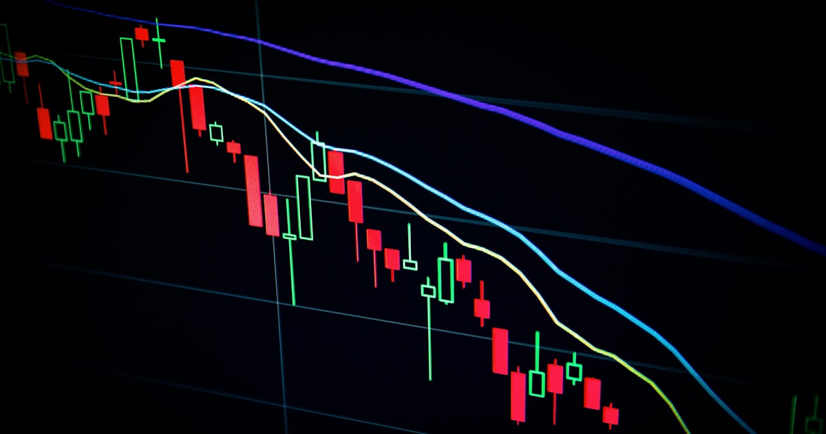 Schermi di trading con grafici Bitcoin, simbolo dell'anomalia on-chain HODL Wave