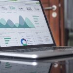 Schermo con dati finanziari digitali, indici di borsa e grafici